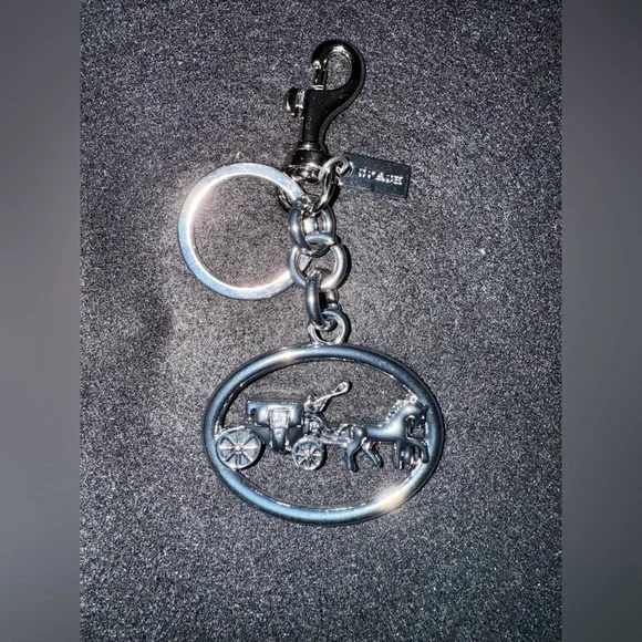 Metallic Keychain with Carriage Motif - Picture 1 of 3